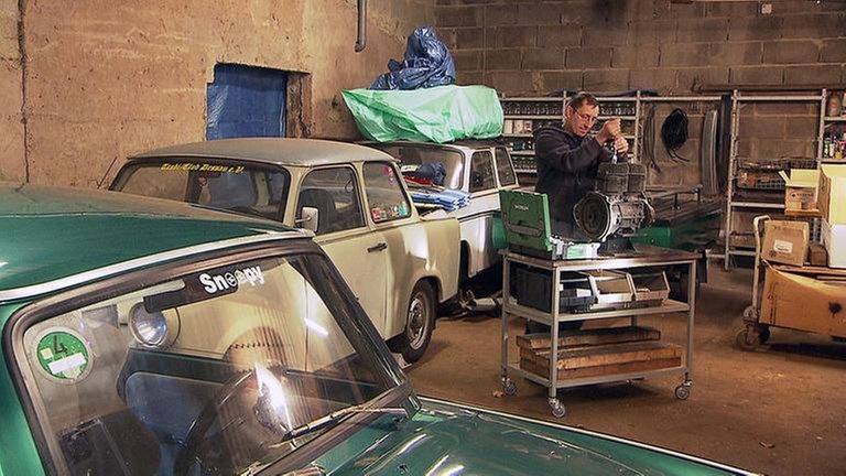 Oldtimer mit Bastler in der Garage
