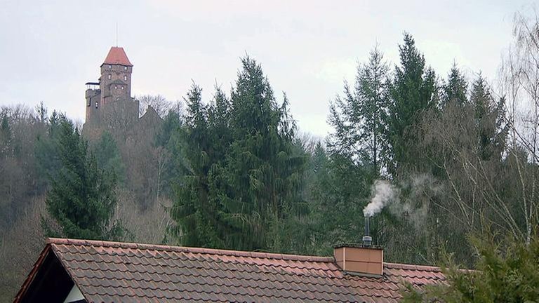 Erlenbach Bergfried ueber dem Ort