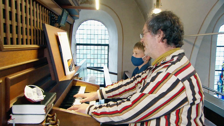 Geisfeld - Aaron mit seinem Lehrer an der Orgel