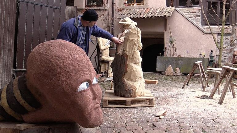 Kunstwerke aus Holz und Steinen