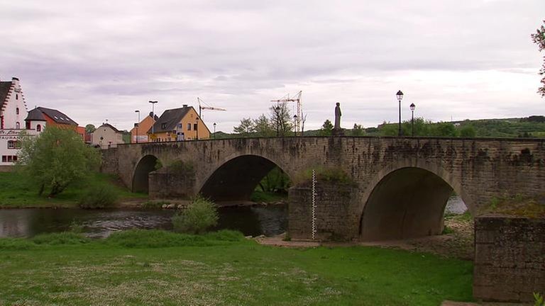 Eine Brücke verbindet Luxemburg und Echternacherbrück