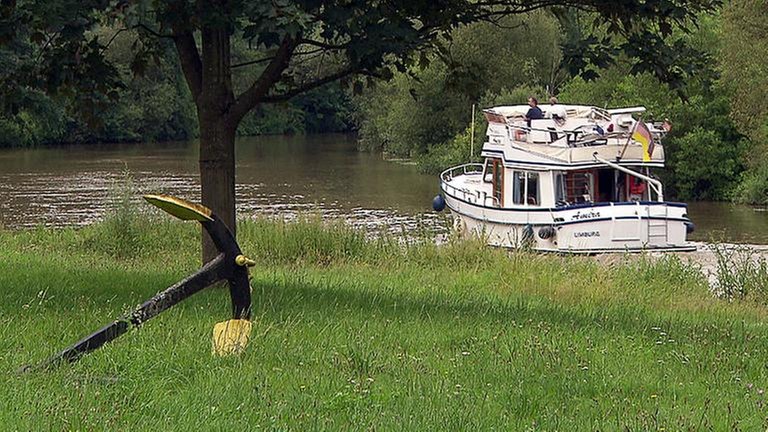 vorbeifahrende Boote auf der Lahn