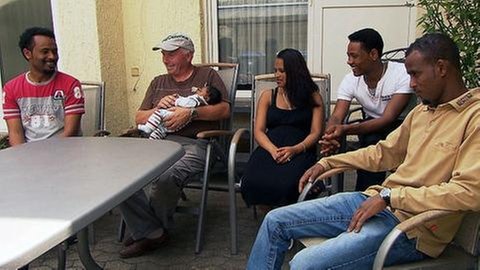 Kaifenheim Reinhard Wruck und Flüchtlinge aus Eritrea