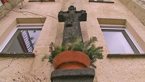 Kunstvolle Steinmetzarbeiten: Kruzifixe aus Basalt