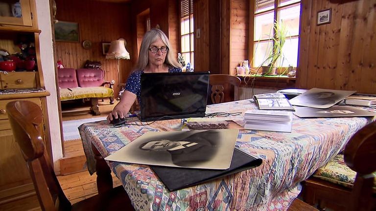 Schriftstellerin im Arbeitszimmer