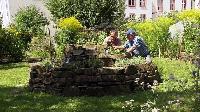 Männer bei der Gartenarbeit