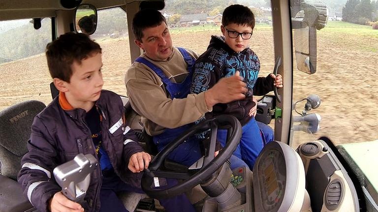 Schlepperfahren auf dem eigenen Acker