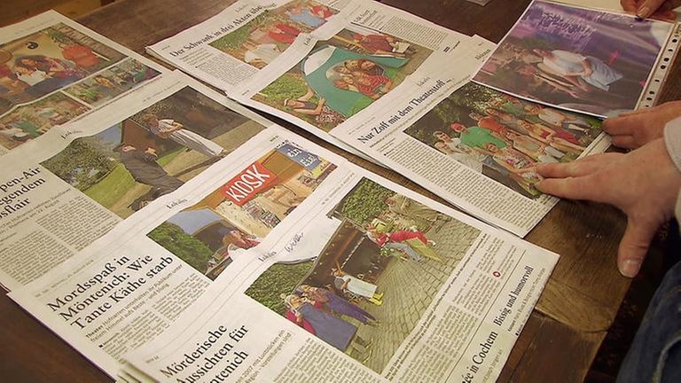 Zeitungsausschnitte von den Theatervorführungen.