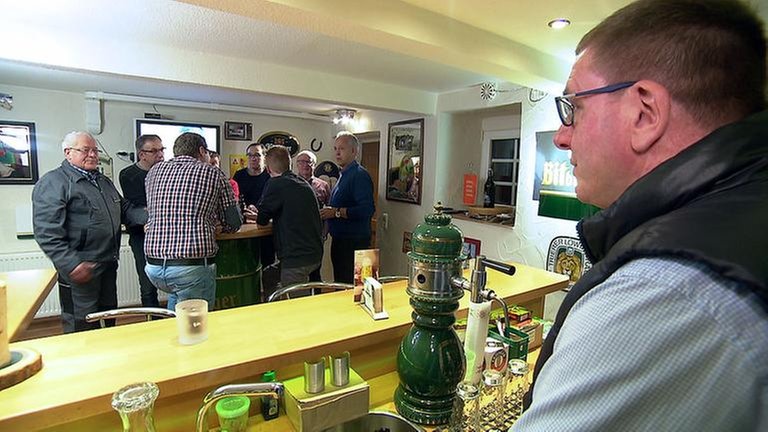 Volker Büsch in seiner Privatbar