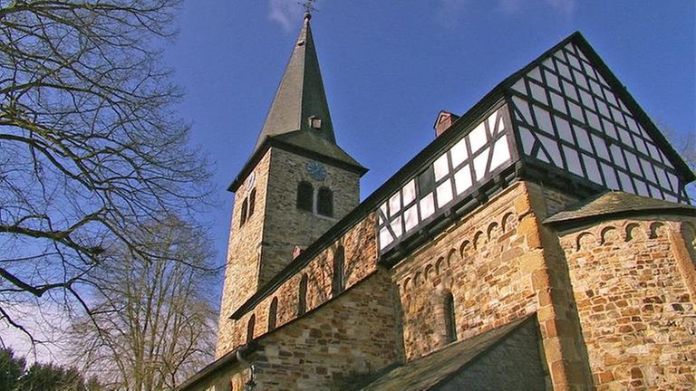 Eine Rarität: Selbst die evangelische Kirche hat einen Anbau in Fachwerk