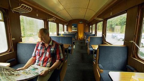 Ein ausgedienter Eisenbahnwagon wird als Café genutzt.