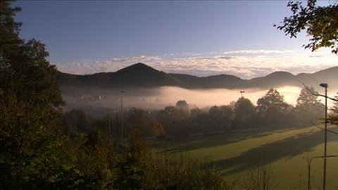 Das Dorf Erfweiler im Herbstnebel