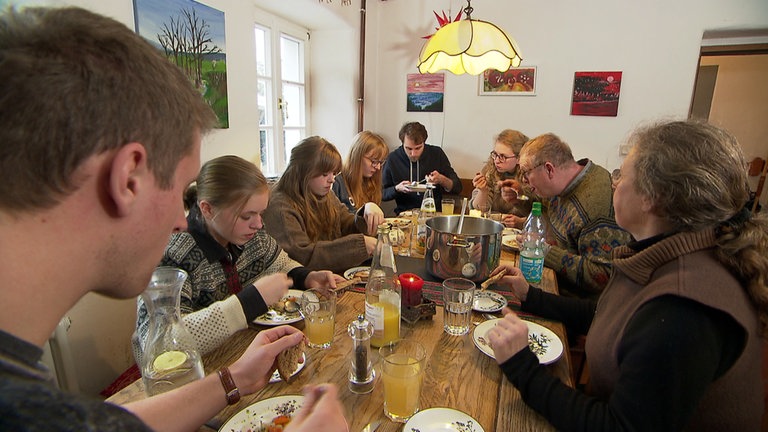 Hierzuland Mülbach Großfamilie am Tisch