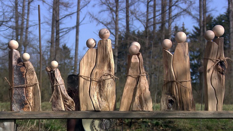 Hierzuland Mörlen, Holzobjekte