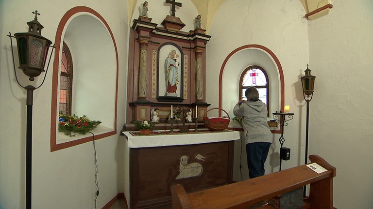 Hierzuland Mülbach Küsterin in der Kapelle