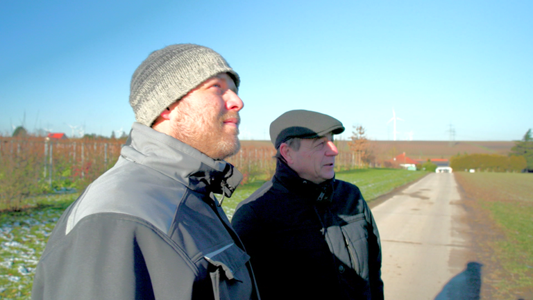 Winzer Michael Peth und Ortsbürgermeister Benedikt Laux
