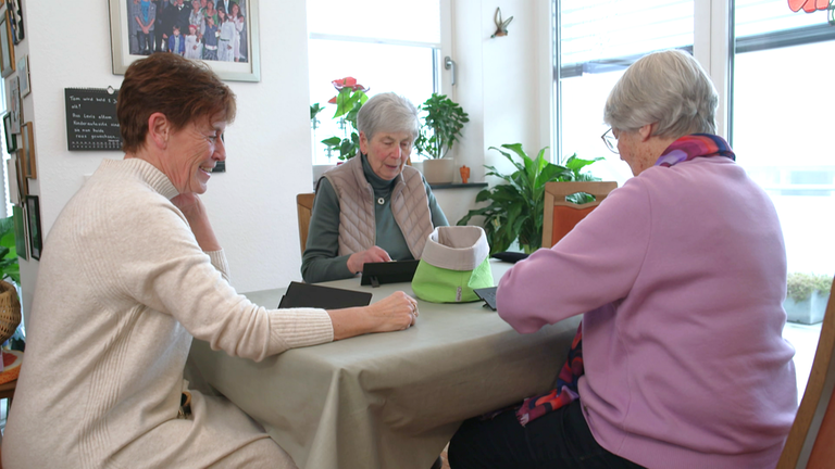 Damen spielen "Rummikub"