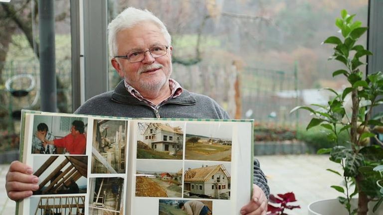 Mittelfischbach - Mann in Wohnzimmer