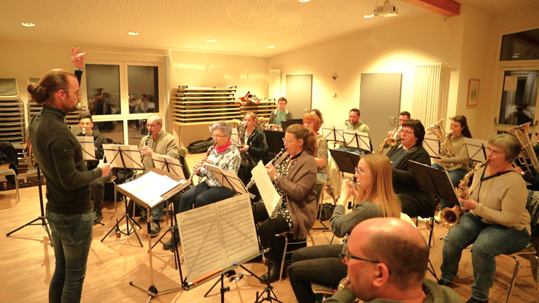 Blasmusikorchester bei der Probe