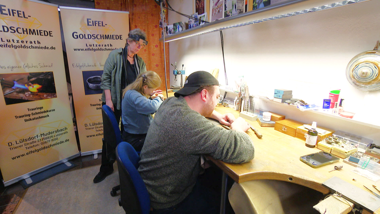 Goldschmiedemeisterin Dagmar Lülsdorf-Mudersbach mit Paar