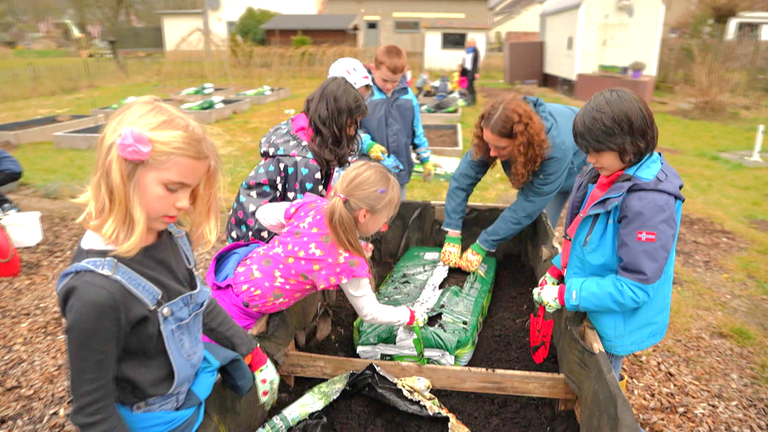 Kinder bei der Gartenarbeit