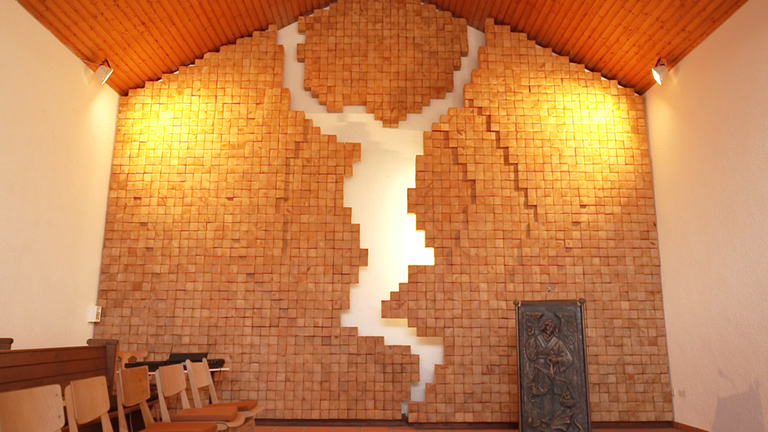 Jesus-Skulptur in der Leichenhalle