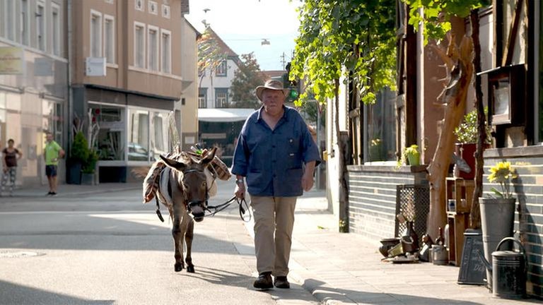 Reinhold Wiedemann mit seinem Esel