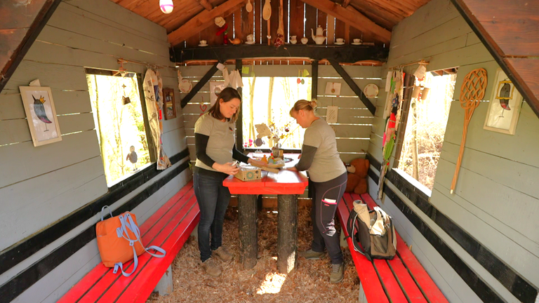 Christine Eschle und Isabelle Justen in der "Hexenhütte"