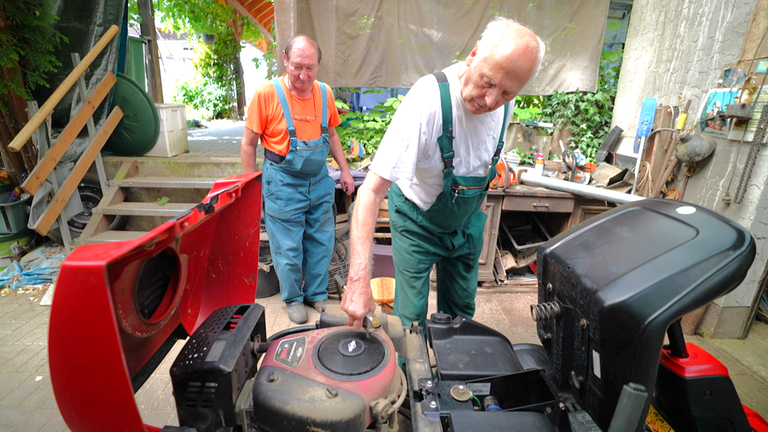 Gemeindearbeiter Waldemar Sautner und Wolfgang Pietsch in Werkstatt