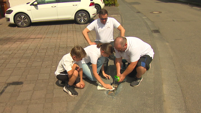 Mitglieder der Schützenbruderschaft pflegen Stolpersteine