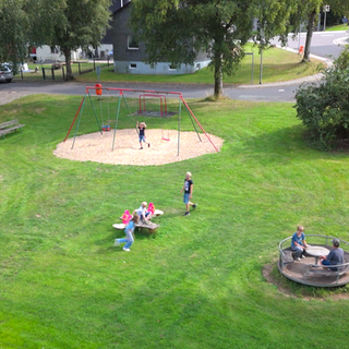 Am Spielplatz in Stein-Neukirch