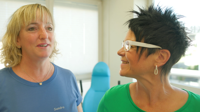 Physiotherapeutinnen Michaela Hüllen und Sandra Geib