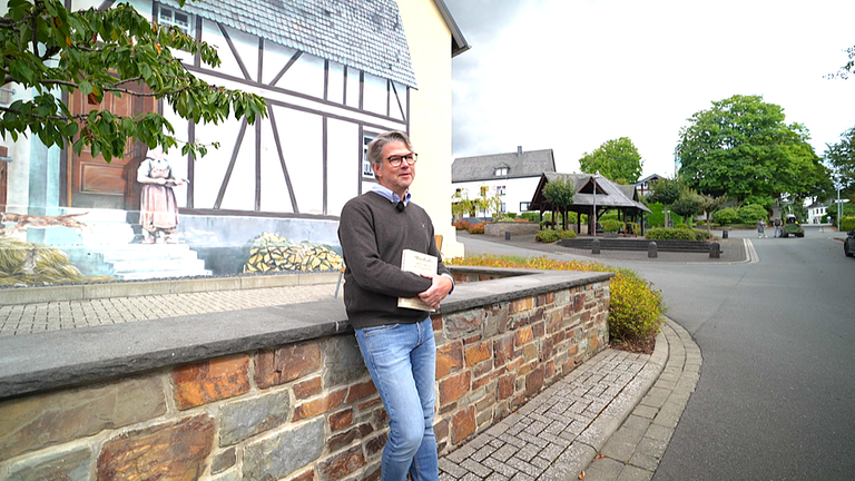 Bürgermeister Markus Asbach vor Graffiti