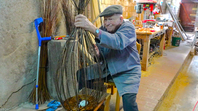 Ludwig Eberhard beim Korbflechten