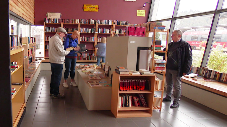 Bücherverkauf in der ehemaligen Bahnhofswartehalle