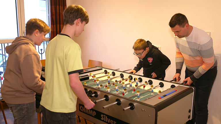 Ortsbürgermeister Stephan Krahl mit Jugendlichen