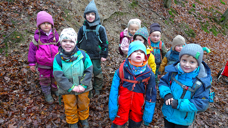 Kinder im Wald