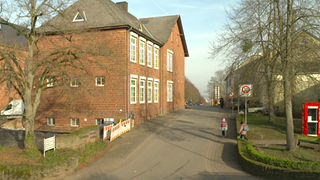 Die Schulstraße in Altrich