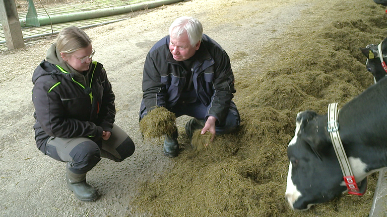 Fee Sophie Röscher und Landwirt Andreas Buttgereit
