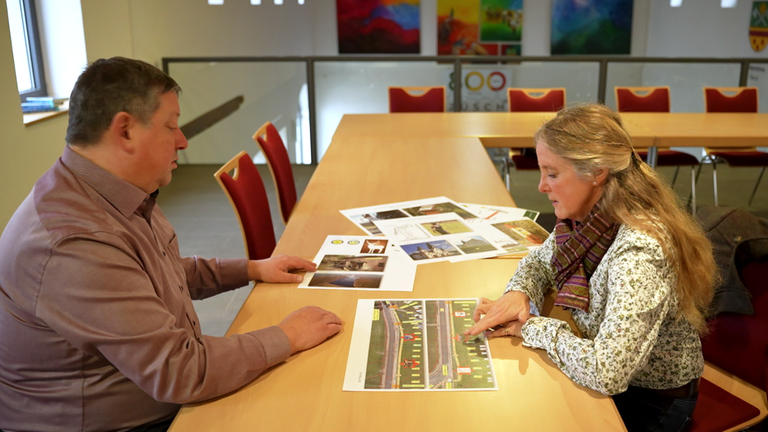 Bürgermeister Ulrich Frohn und Dorfbegleiterin Alexandra Thömmes