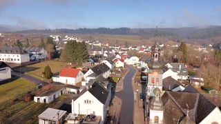 Die Saarstraße in Züsch.