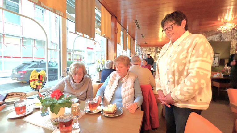 Cafébesitzerin Ulrike Wieck mit Gästen