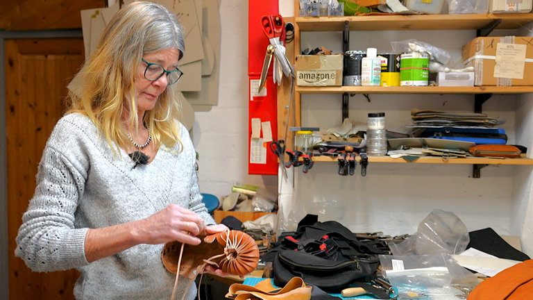 Almuth Behrens stellt einen römischen Legionärsschuh her