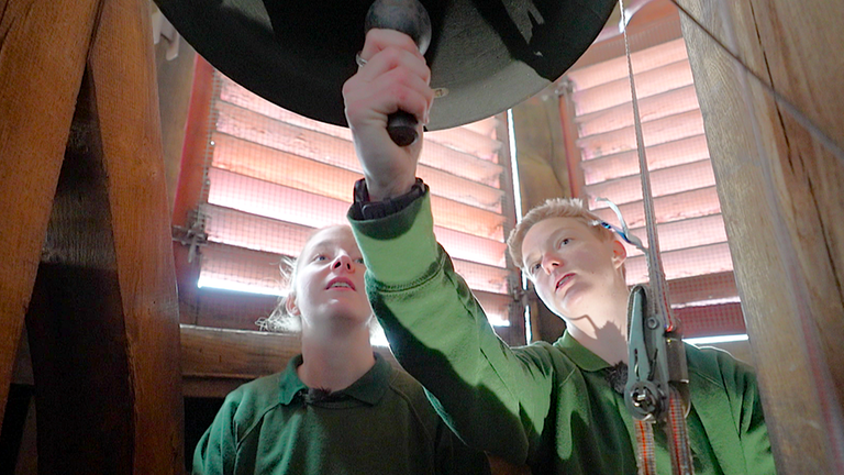 Emma und Louise Kessel beim Glocken schlagen