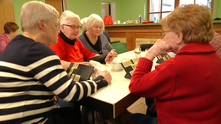 Seniorinnen spielen gemeinsam