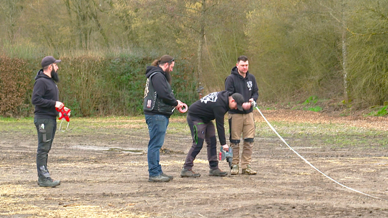 Die "Eifel-Krawallos" beim Ausmessen des Geländes