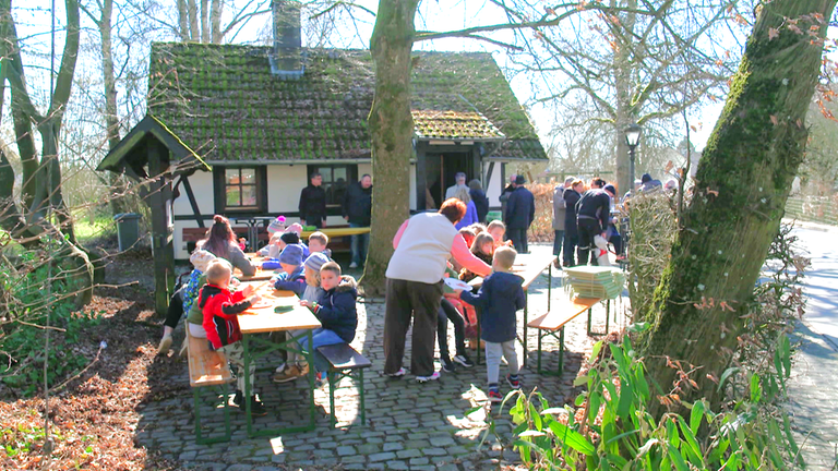 Einwohner treffen sich am Backhaus