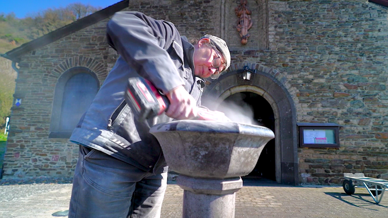 Steinmetzin Ruth Schwenker