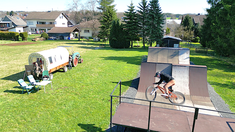 Halfpipe in Garten