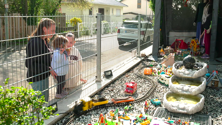 Kinder beim Spielzeuggarten